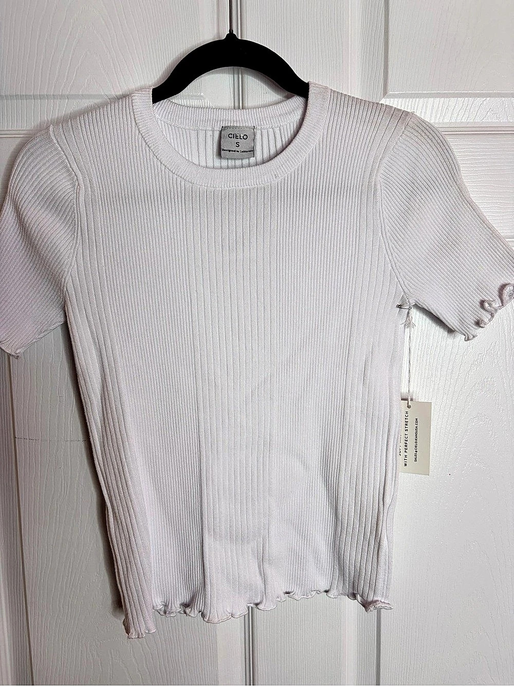 Cielo Ribbed Ruffle Tee in White Size Small NWT